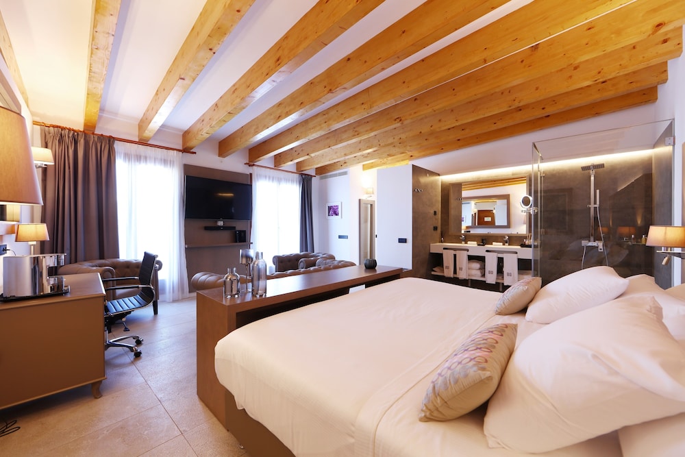 SKY, SUITE, KING BED