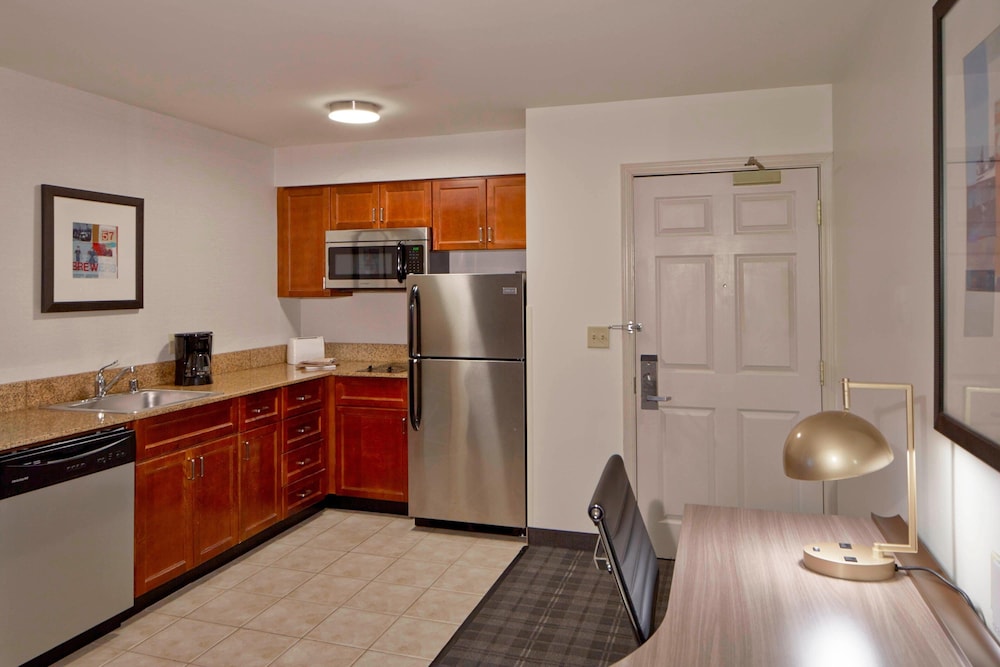 Residence Inn Milwaukee Downtown by Marriott 37/54