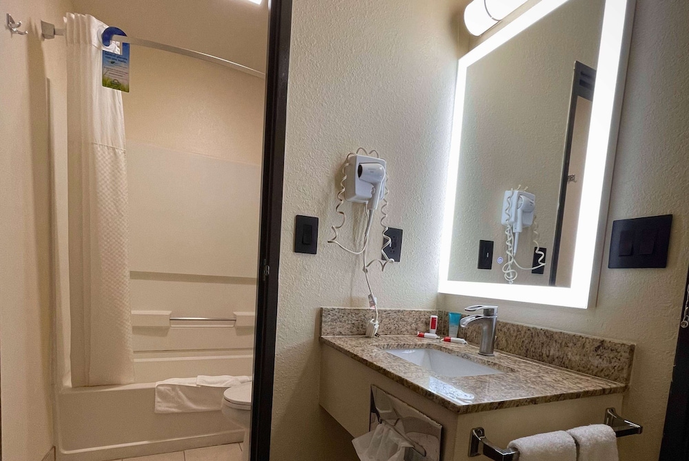 Days Inn & Suites by Wyndham Kaukauna WI 53/58