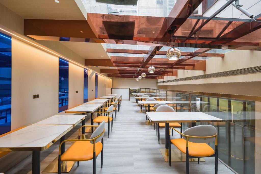 Dequan Luxury Hotel (Chaoyang High speed Railway Station Shilibao Subway Station Branch) 40/50