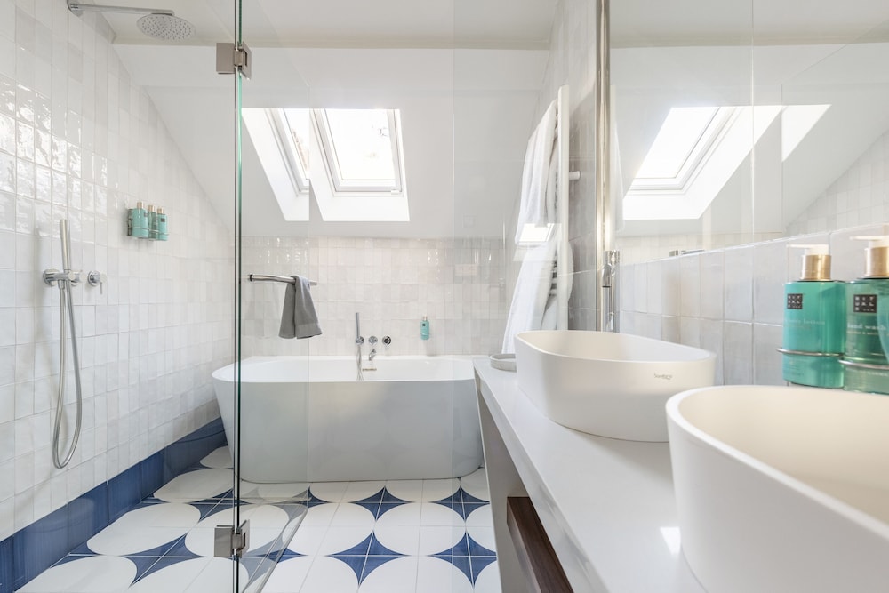 Lisbon Downtown Luxury Family Residence 21/25