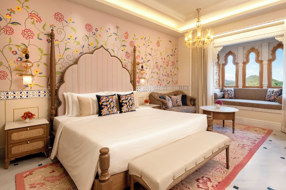 Luxury, King Bed, Museum View