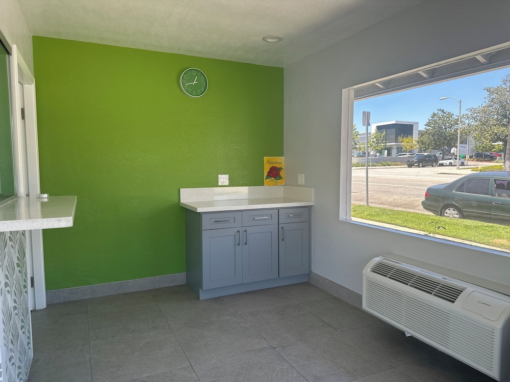 Hi-Way Host Motel 10/56