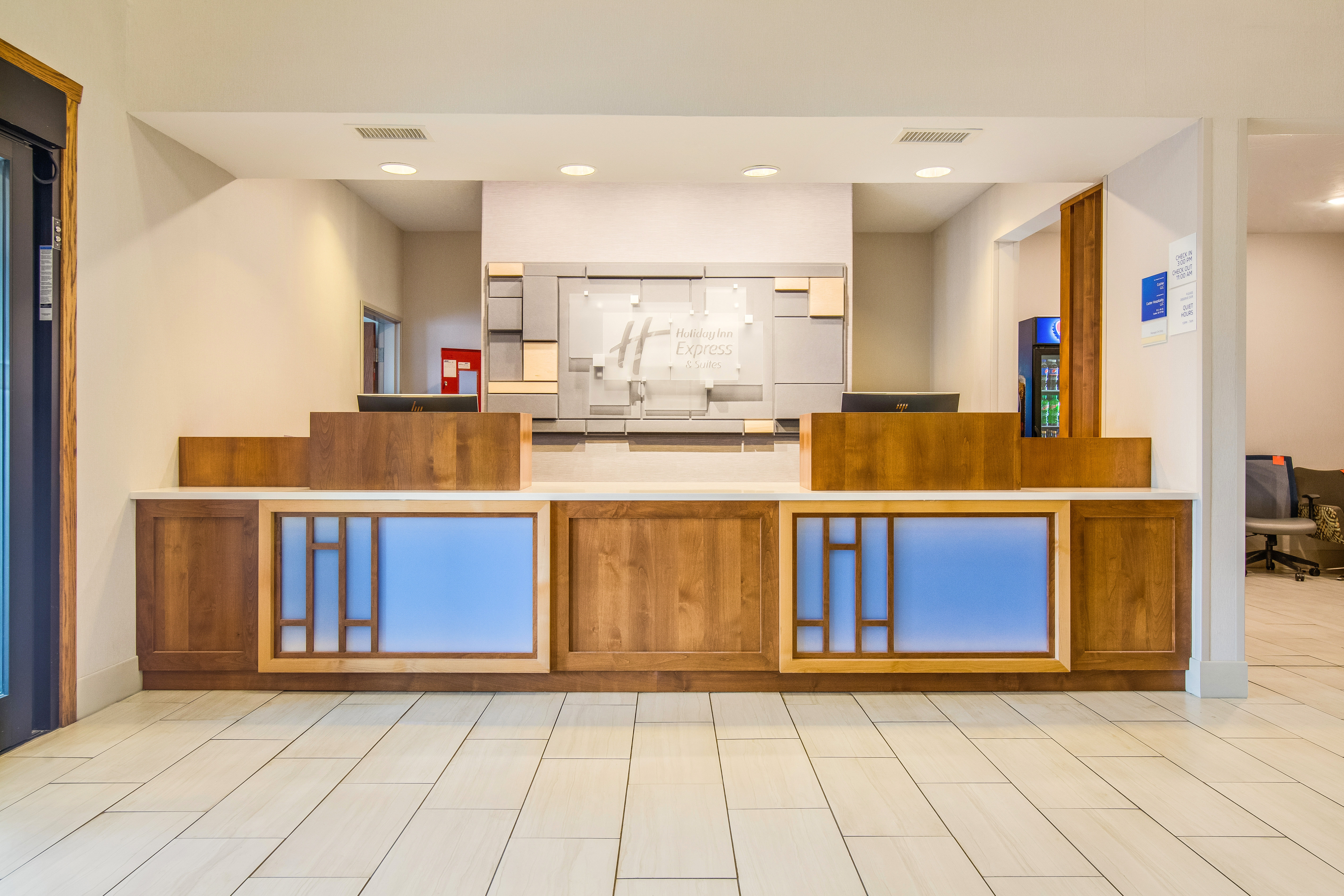 Holiday Inn Express and Suites Custer 8/59