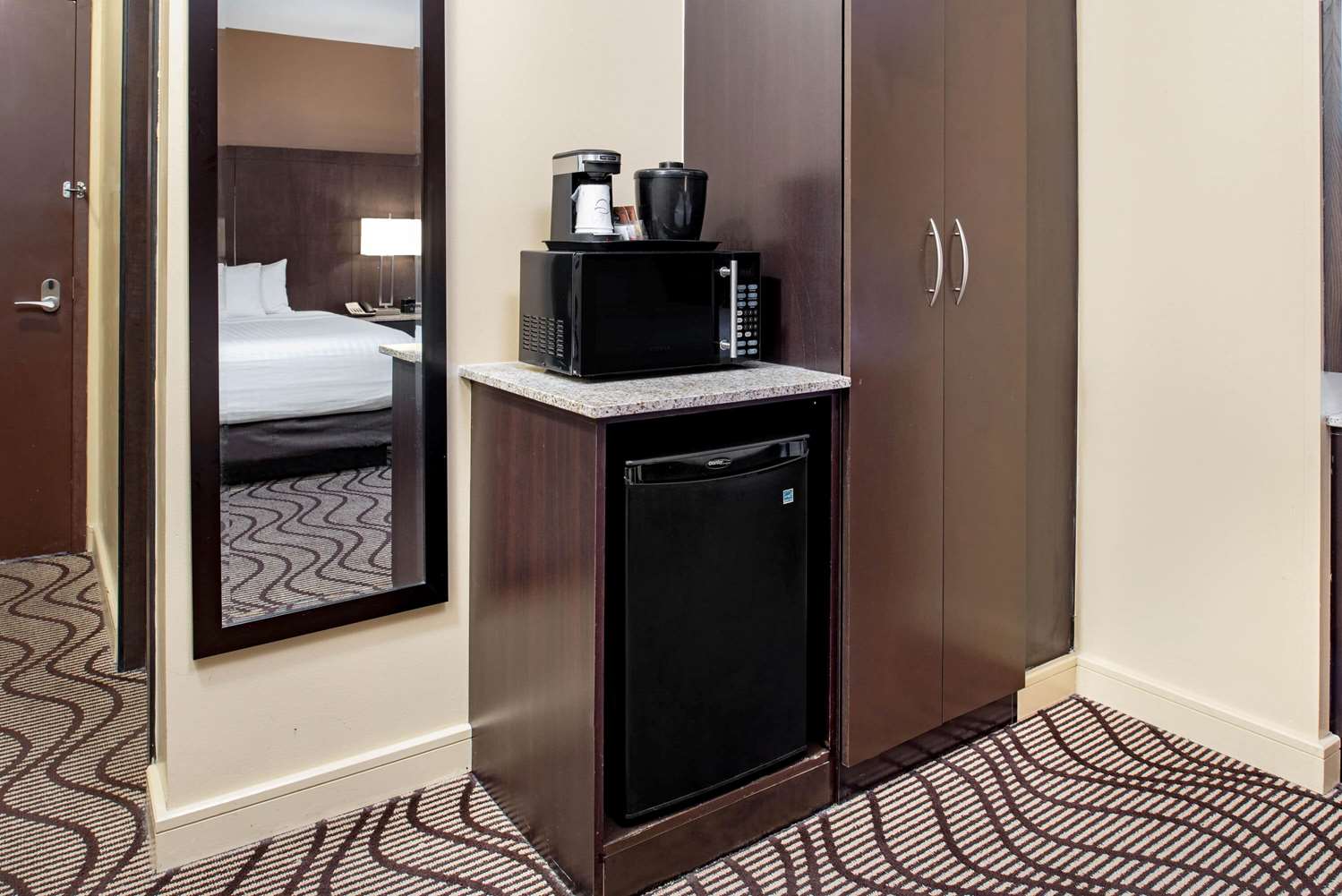 La Quinta Inn & Suites by Wyndham Oshawa 40/48