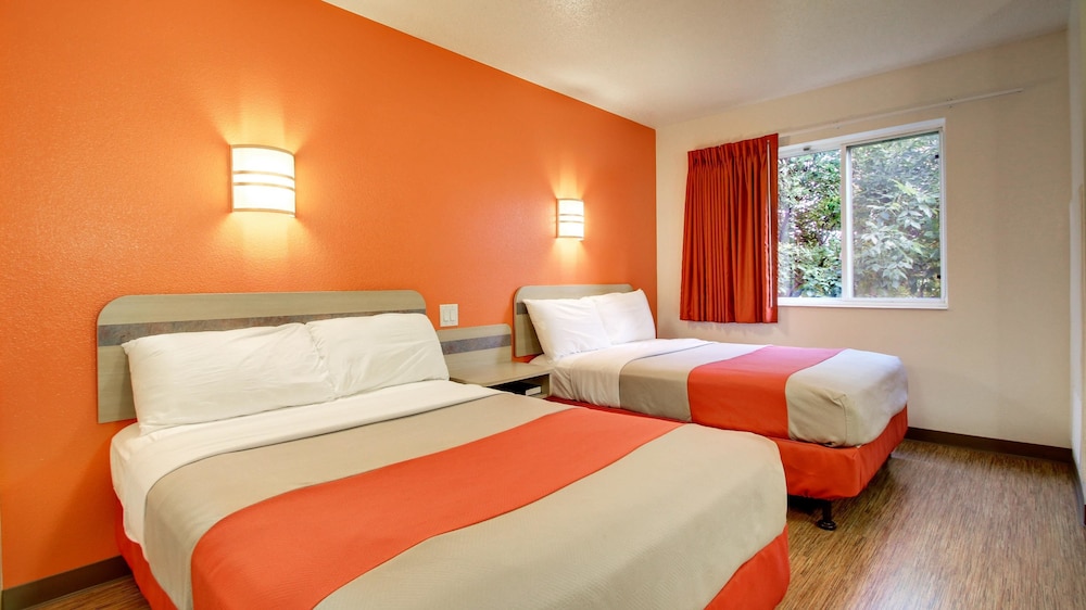 Motel6 Springfield, IL 30/50