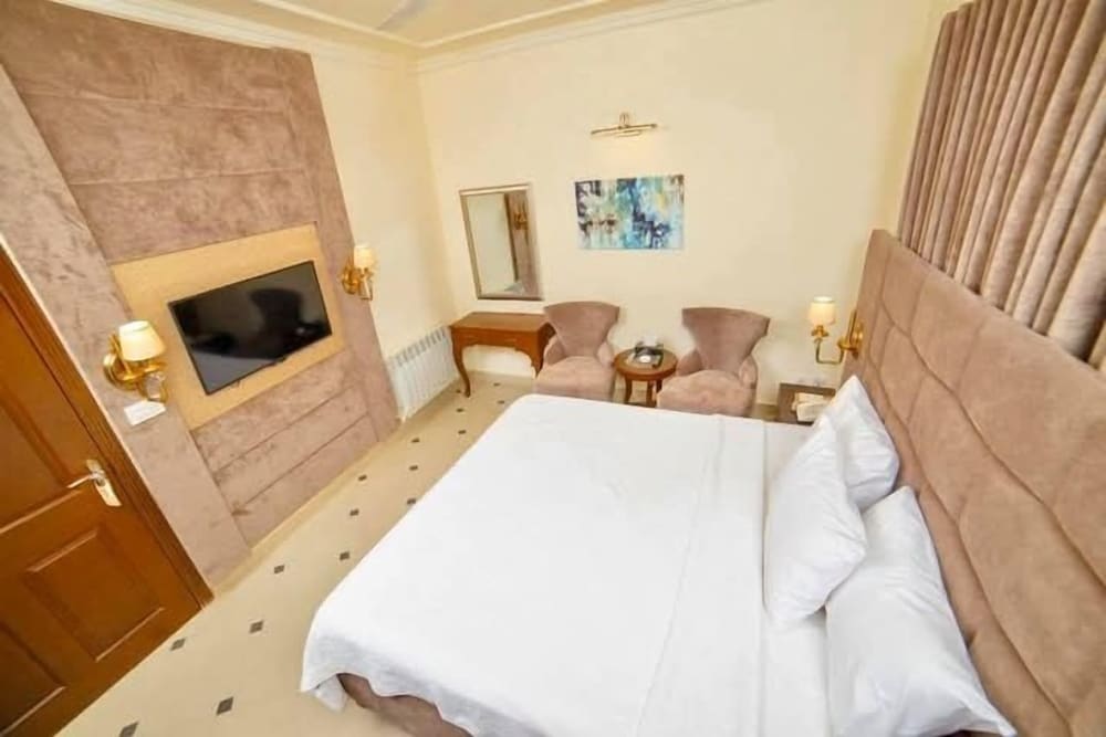 DELUXE, DOUBLE OR TWIN BED