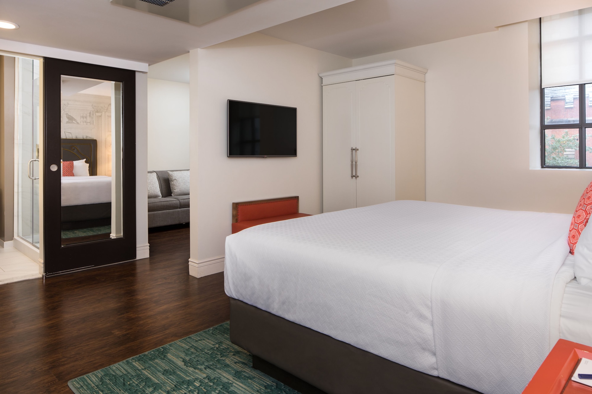Suite, King Bed, Accessible