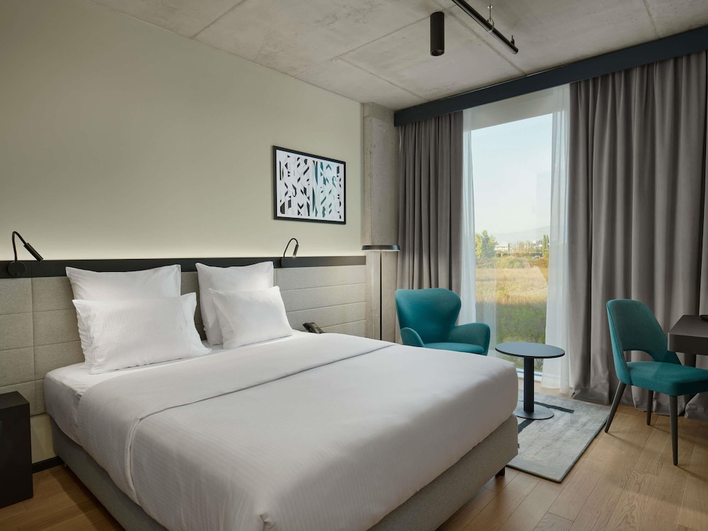 DELUXE, KING BED