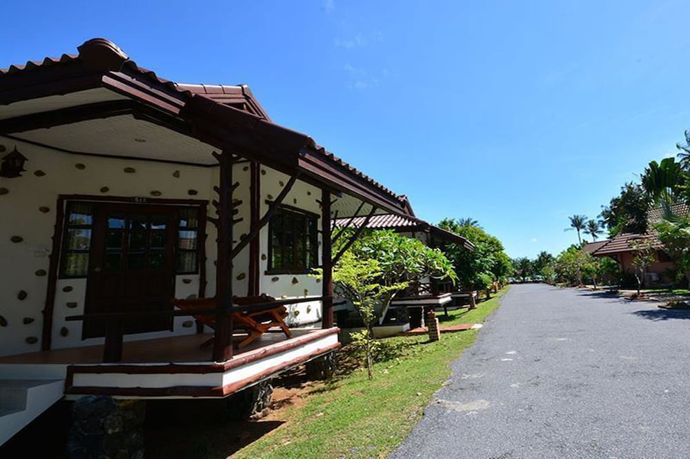 Alongkot Beach Resort Khanom 7/30