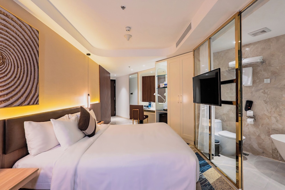 La Vela Saigon Hotel 9/47