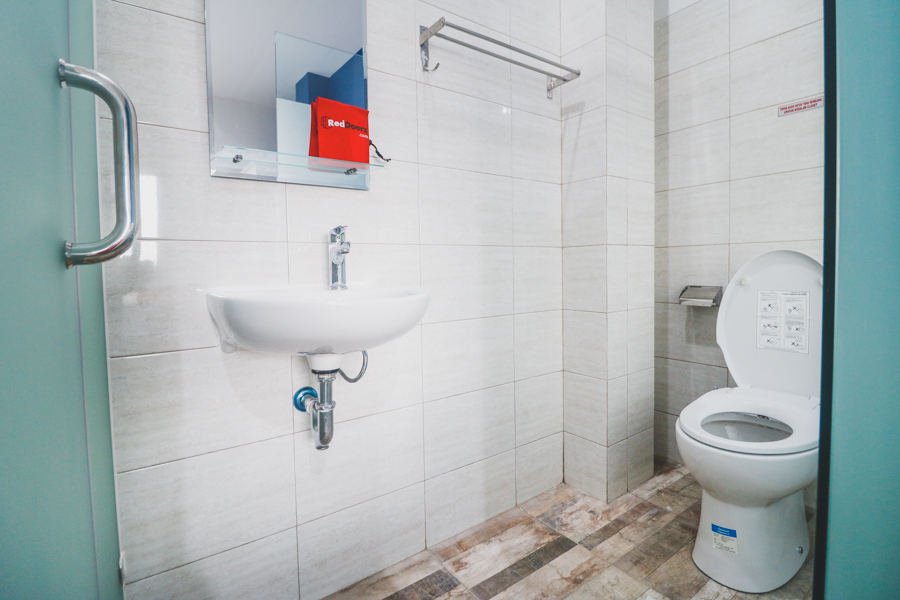 RedDoorz Plus near Living Plaza Jababeka 33/35