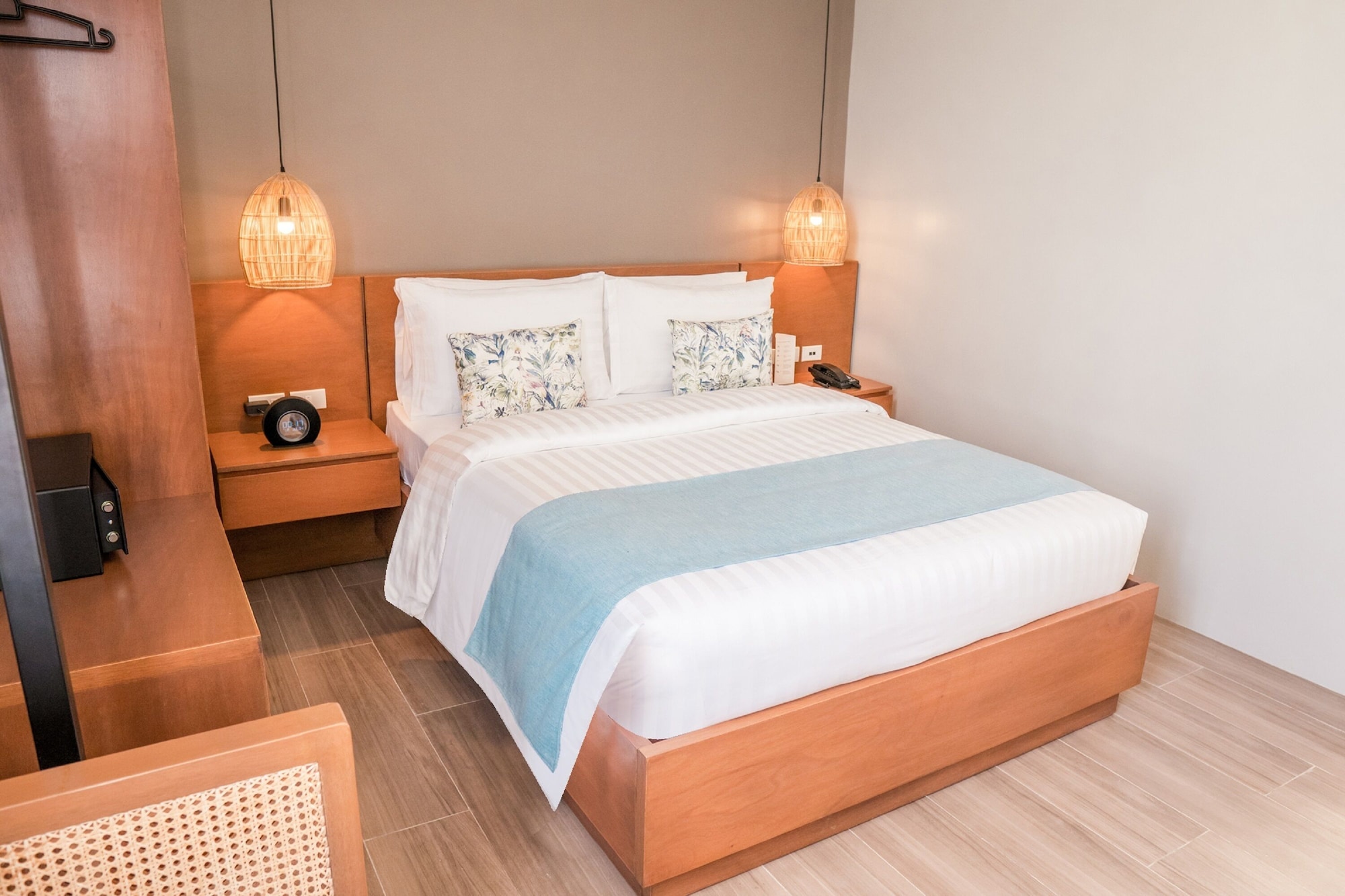 SUPERIOR, QUEEN BED