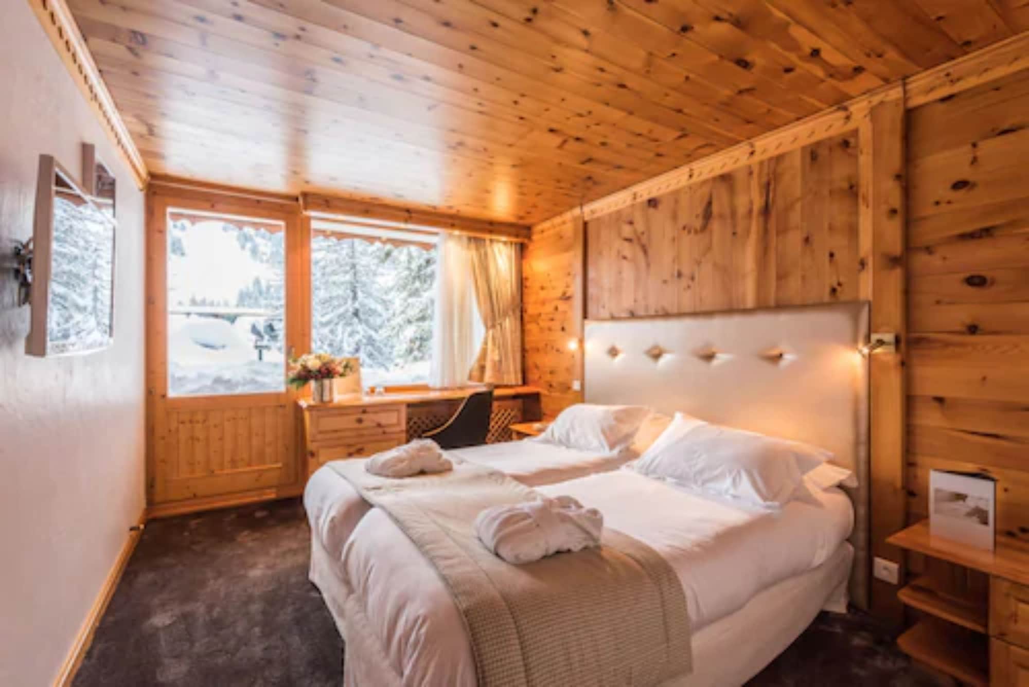 ROOM, DOUBLE BED