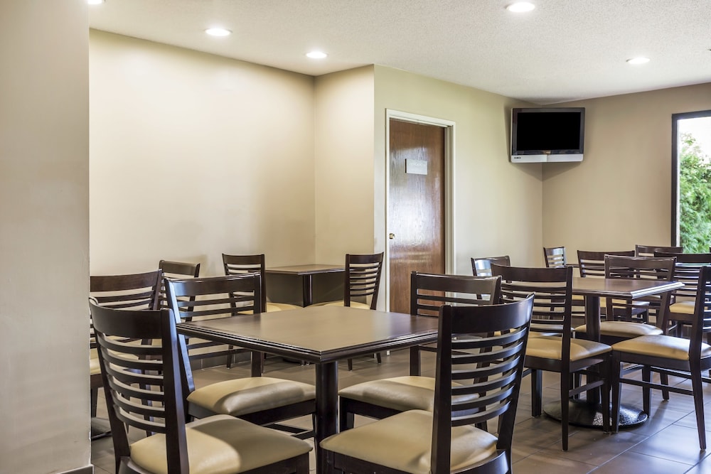 Comfort Suites Near I-80 And I-94 28/39