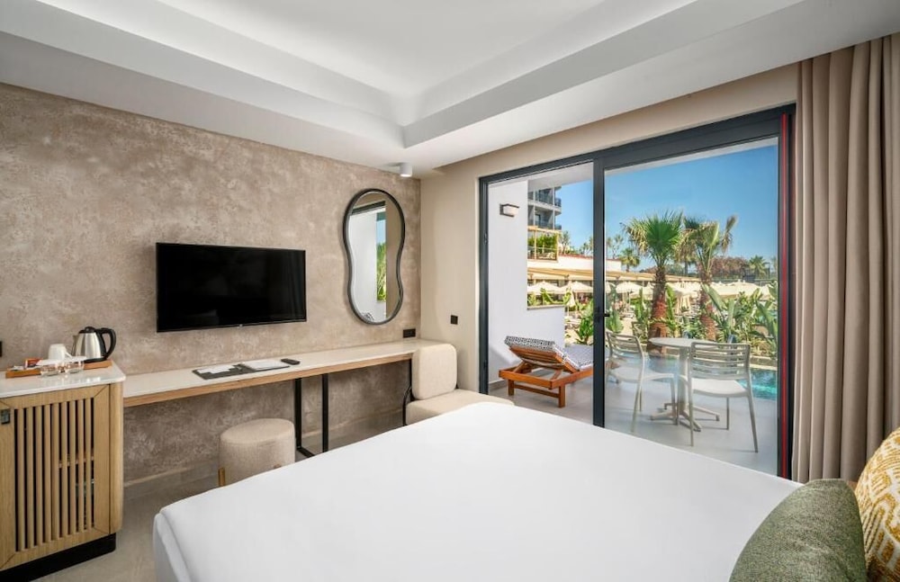 Swim Up, Queen Bed
