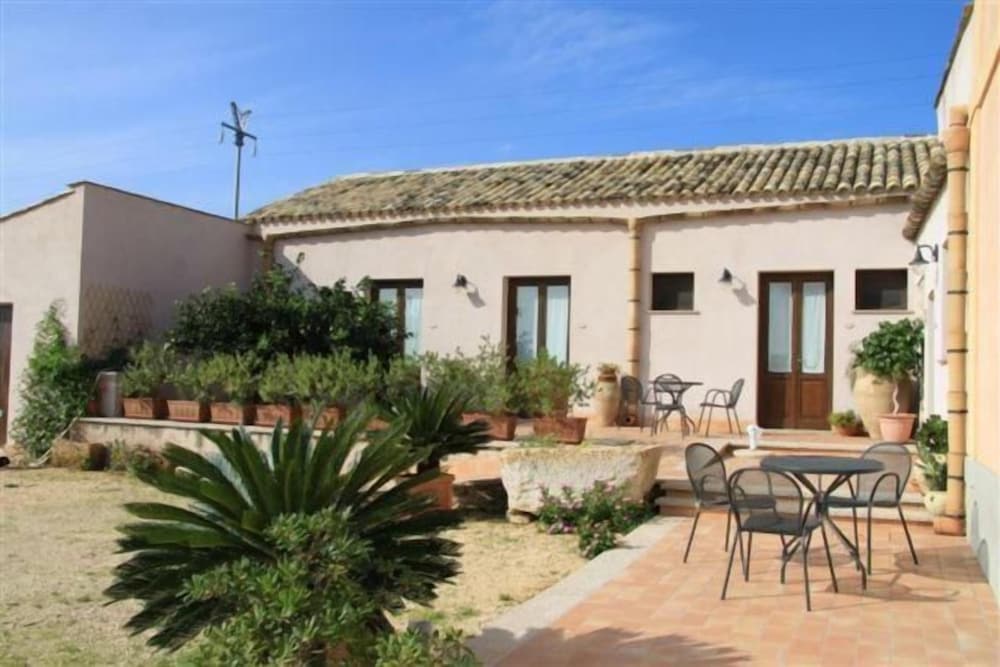 Agriturismo Baglio Donna Santa 44/48