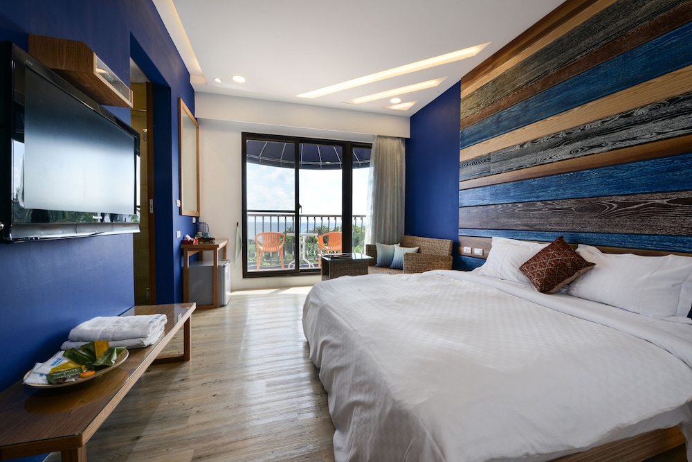 ROOM, DOUBLE BED, PARTIAL OCEAN VIEW