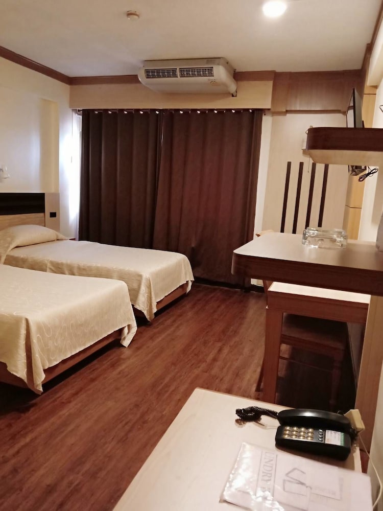 DELUXE, TWIN BEDS
