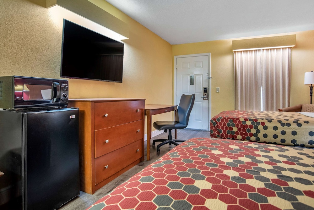Econo Lodge Tupelo Barnes Crossing 10/31