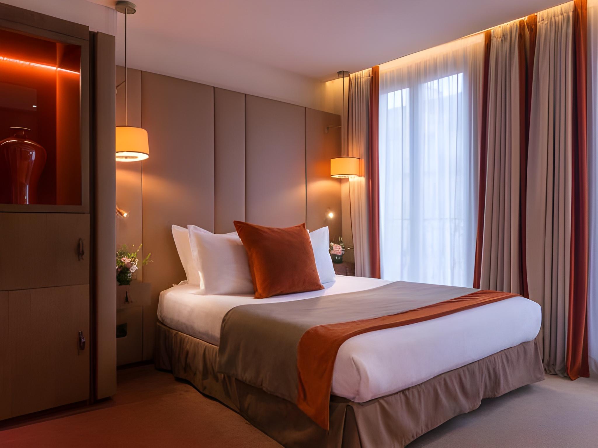 Classic, Queen Bed, Eiffel View