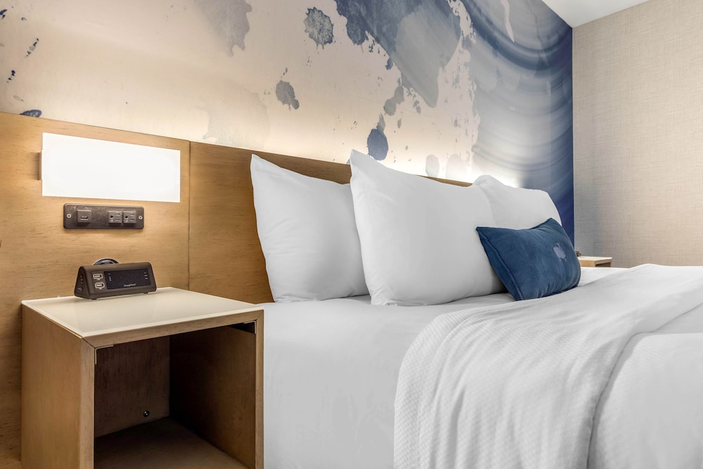 Cambria Hotel Milwaukee Downtown 18/56