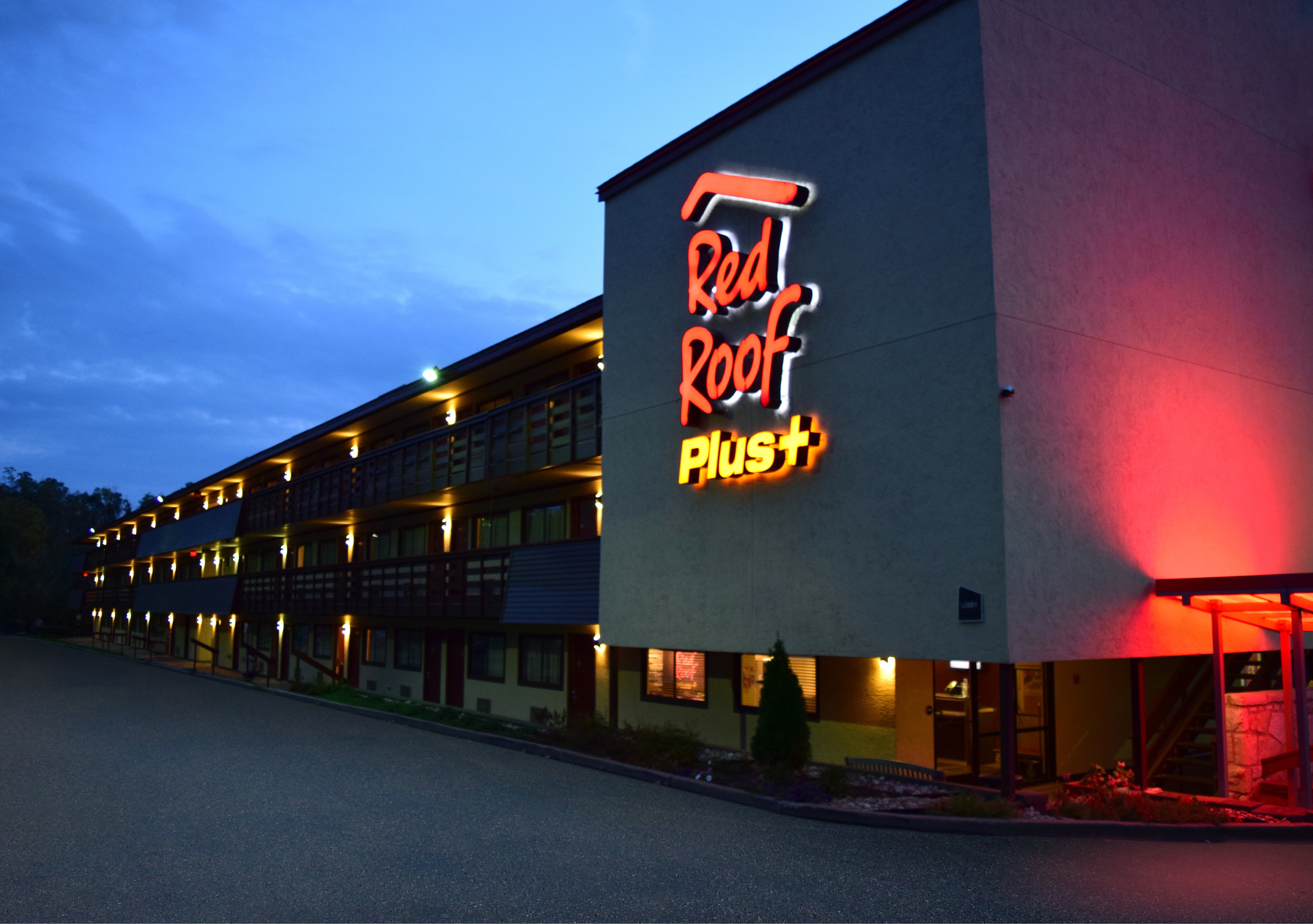 Red Roof PLUS Pittsburgh East - Monroeville 3/28