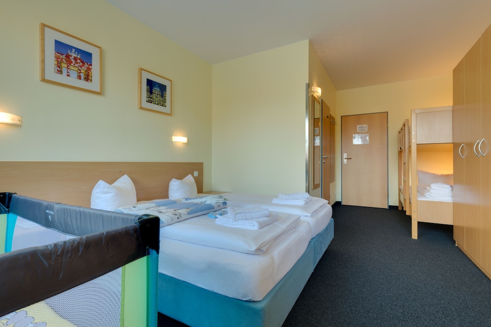 غرفة رباعية بسرير مزدوج وسرير بطابقين، Hotel Citylight Berlin 4/10