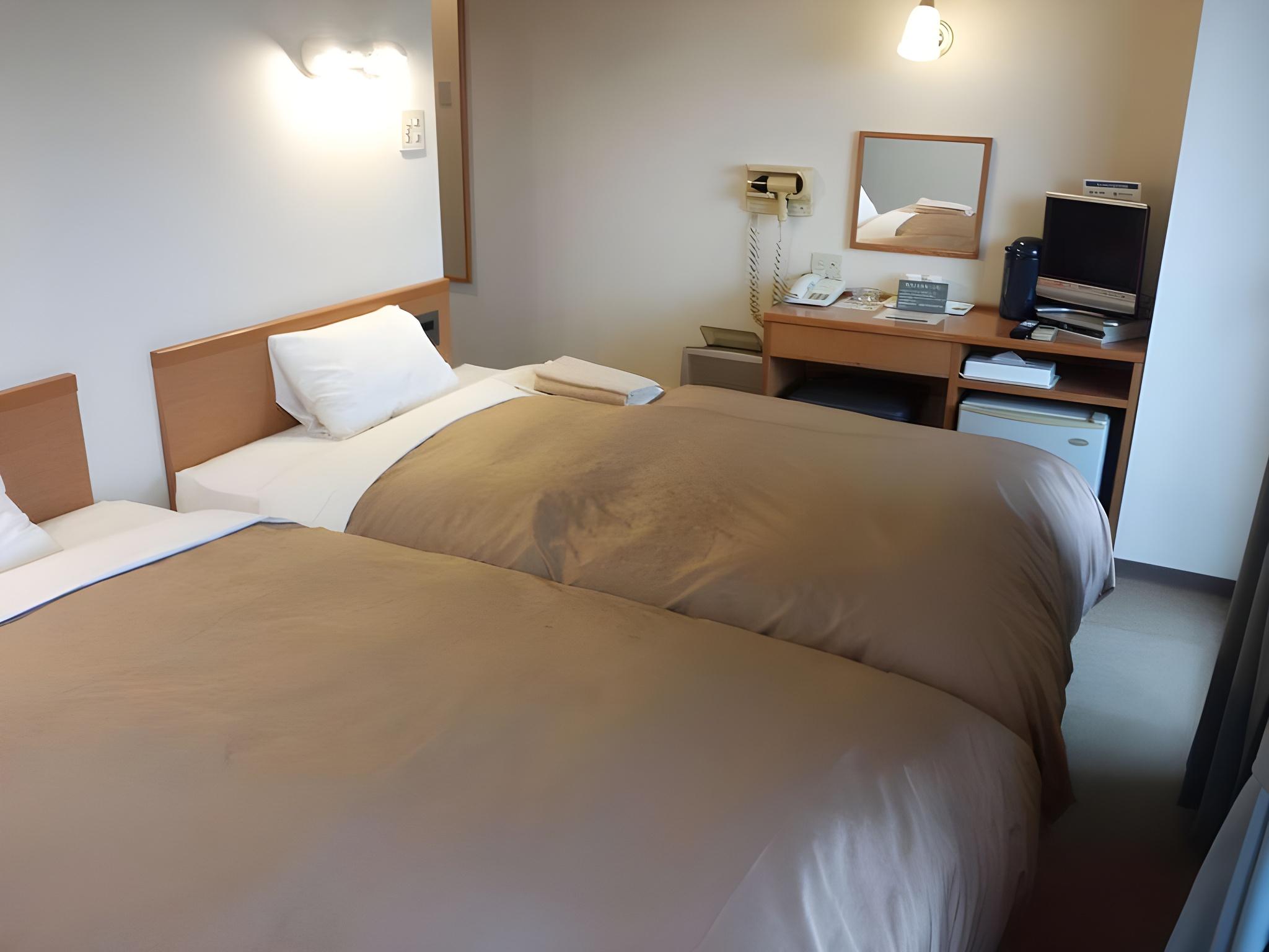 Casual, Twin Beds, Smoking