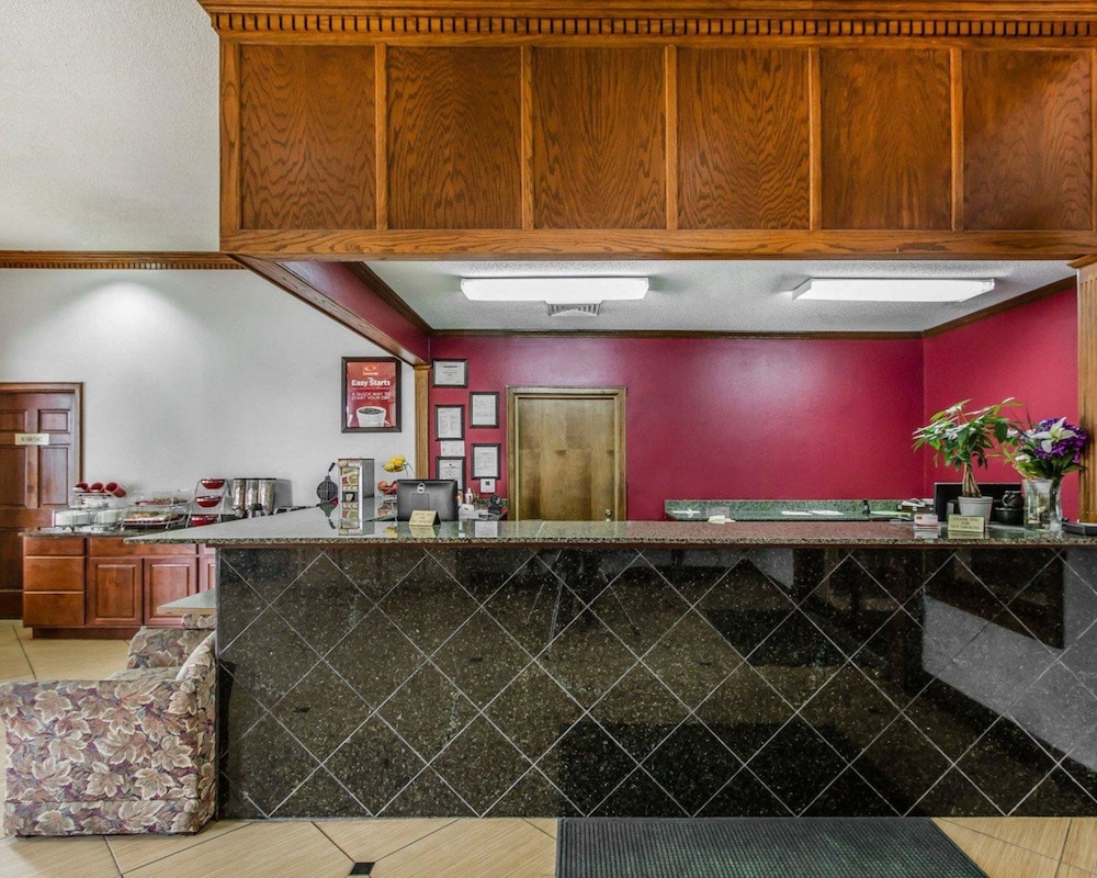 Econo Lodge Inn & Suites Enterprise, AL 12/33