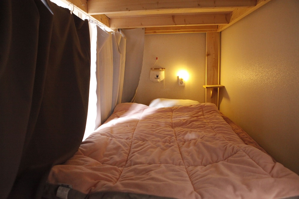 FEMALE DORM, FEMALE ONLY, 6 PEOPLE