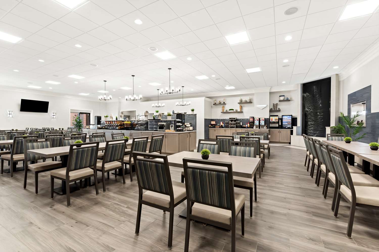 Best Western Plus Concordville Hotel 38/54