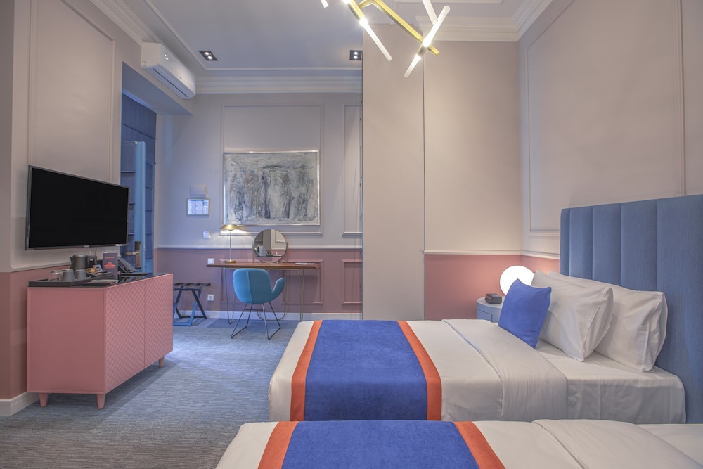 Heritage Hotel and Suites 17/39