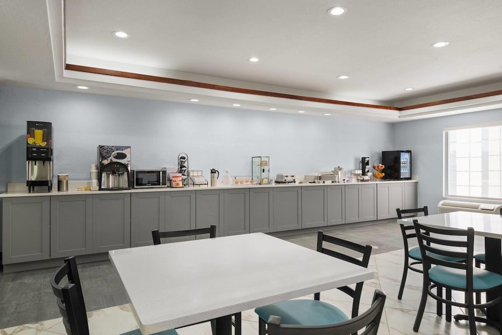 Days Inn by Wyndham Dodge City 44/56