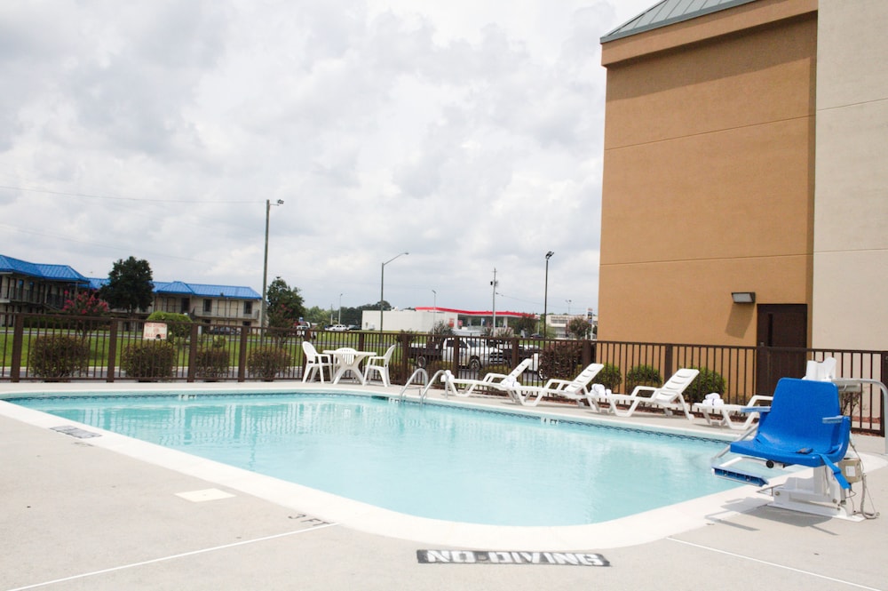 La Quinta Inn & Suites by Wyndham Fayetteville I-95 5/29