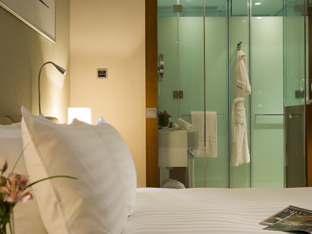 غرفة قياسية بسرير كوين، Novotel Citygate Hotel Hong Kong 6/8