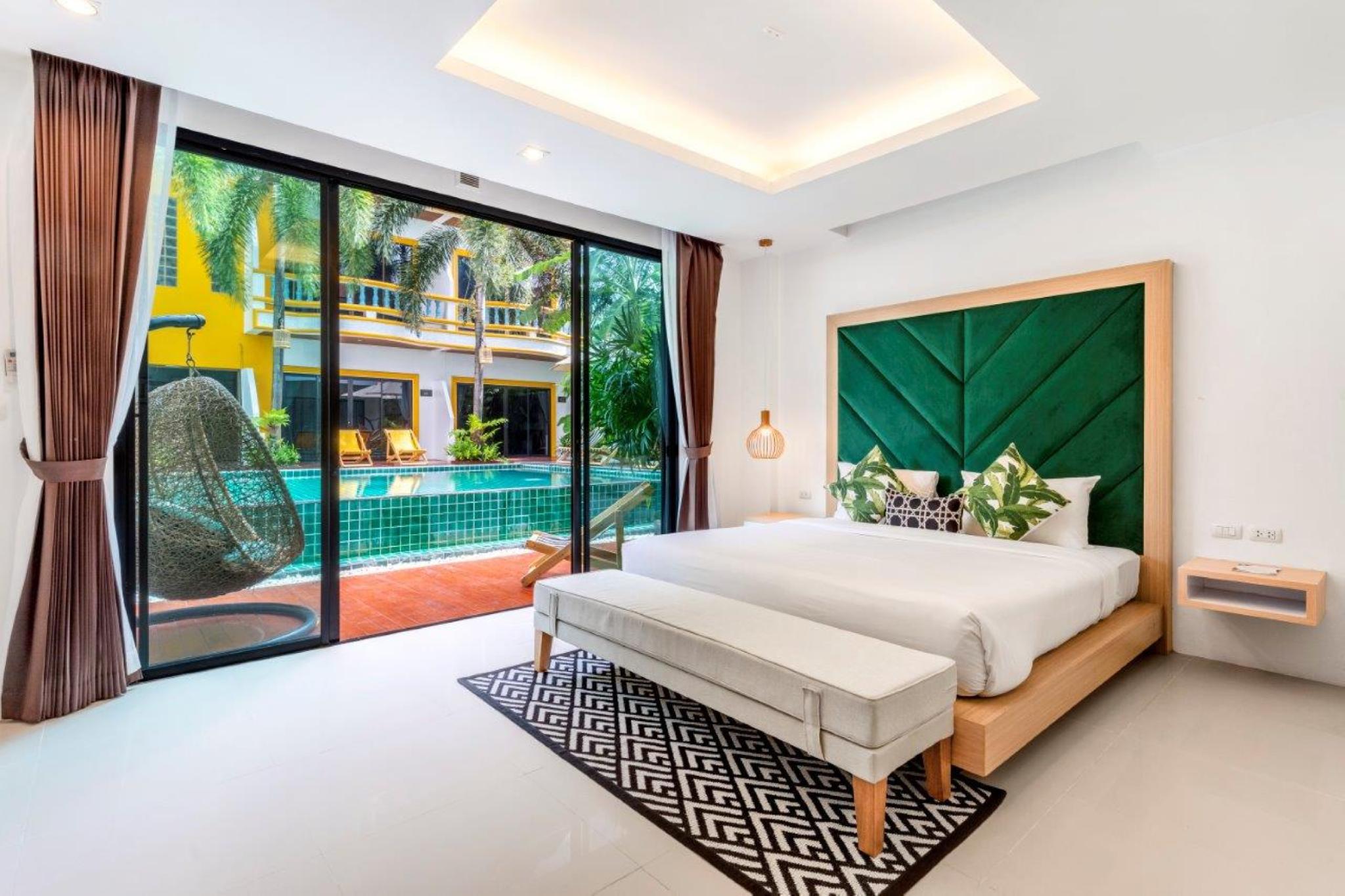 Junior Suite, King Bed, Pool Front
