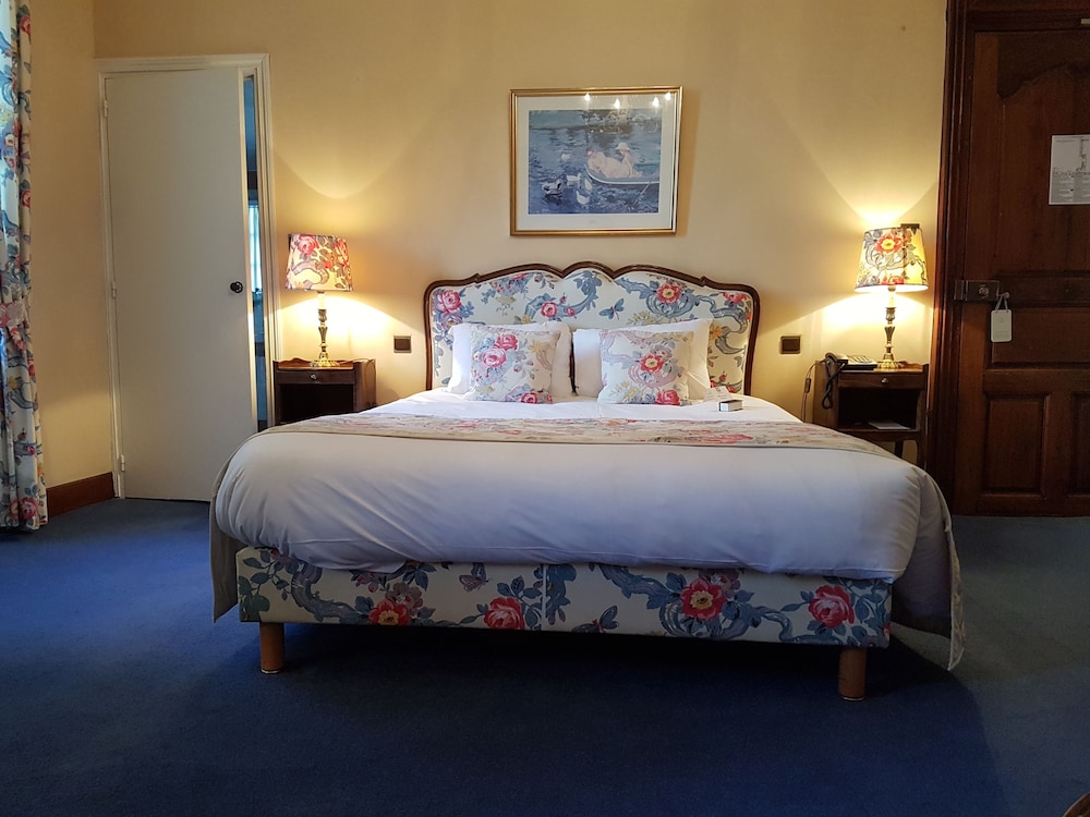 Room at CHATEAU DE GILLY, GILLY LES CITEAUX
