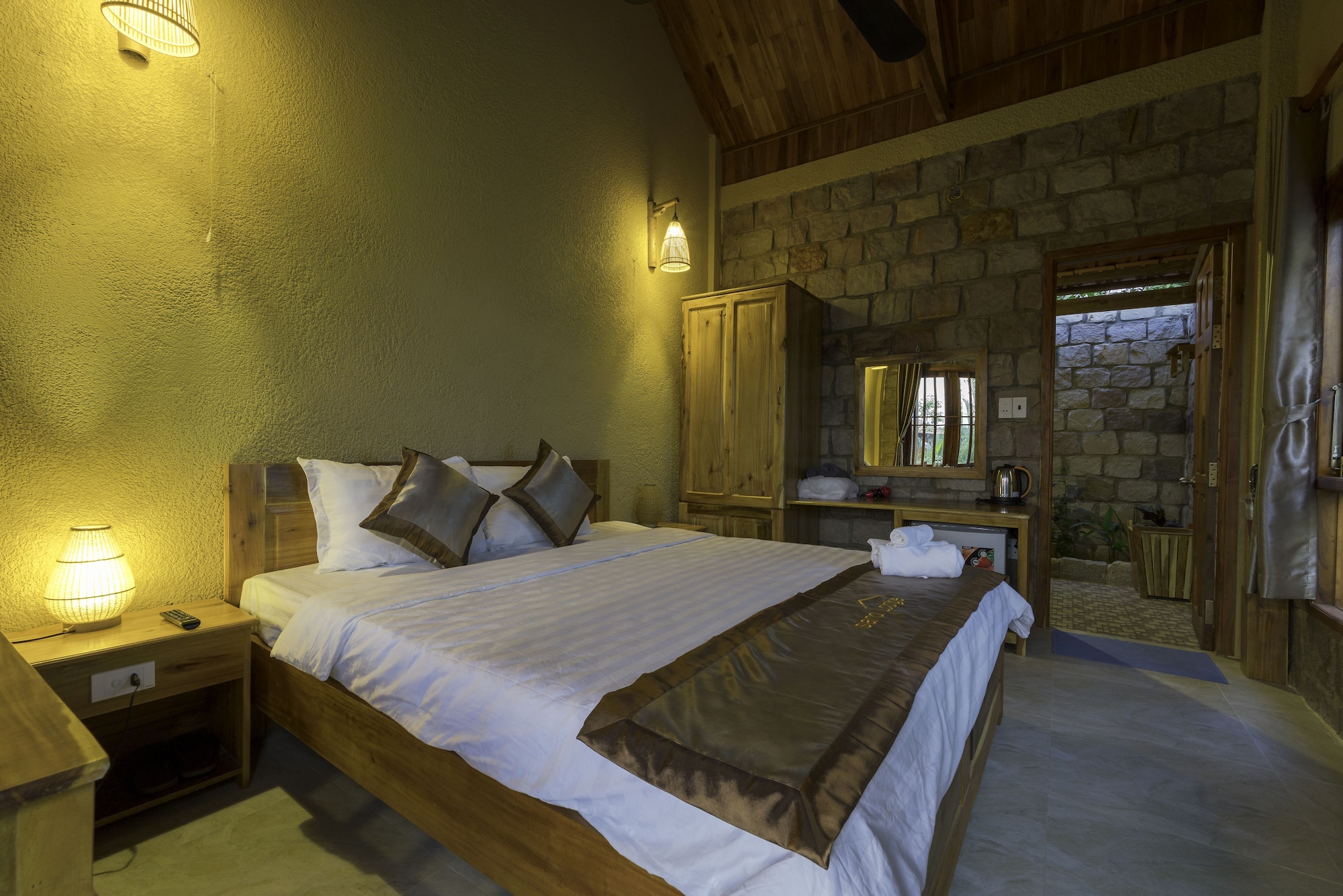 STANDARD, KING BED, GARDEN VIEW