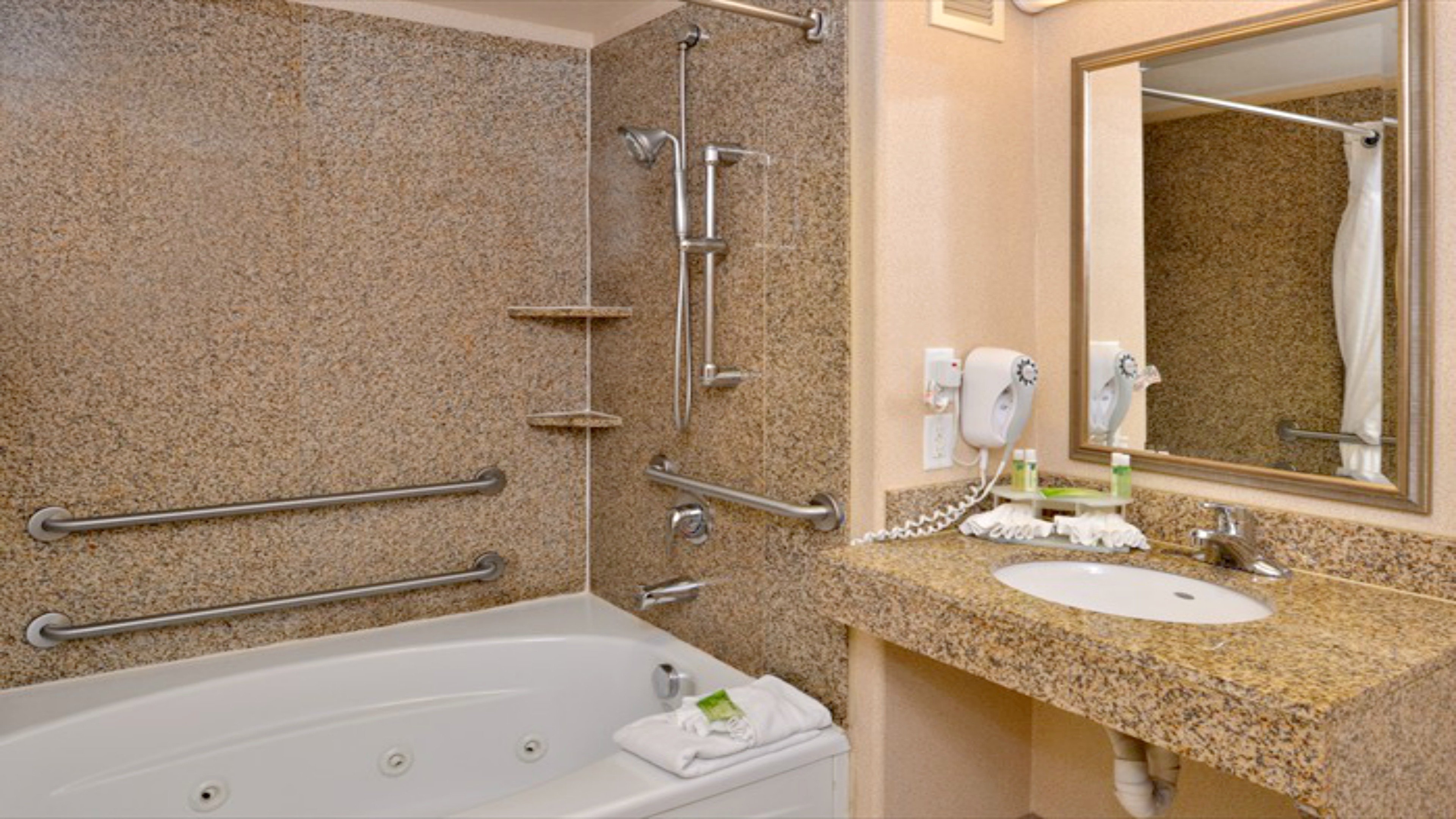 Holiday Inn Express Hotel & Suites Lincoln-Roseville Area 67/71