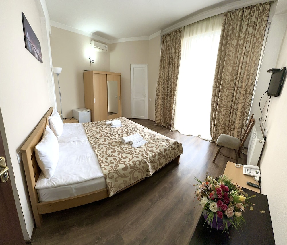 Qeroli Hotel 10/50