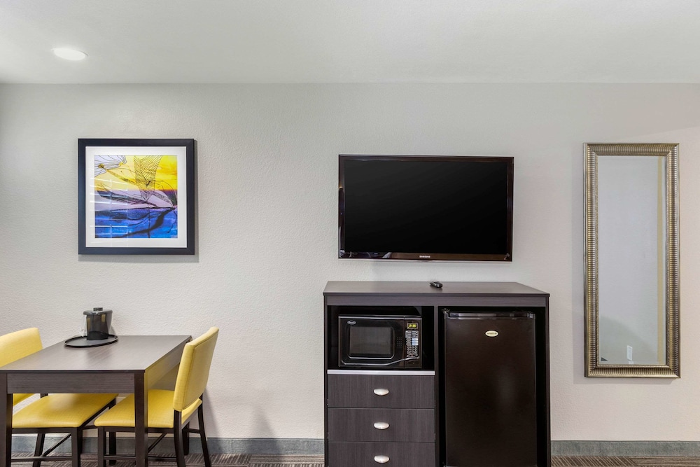 Quality Inn Kettleman City near Hwy 41 24/36