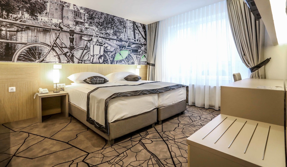 1 BEDROOM, STANDARD, TRIPLE, ACCESSIBLE