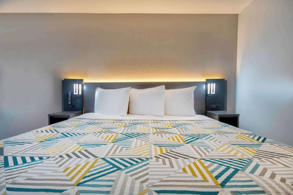 DELUXE, KING BED