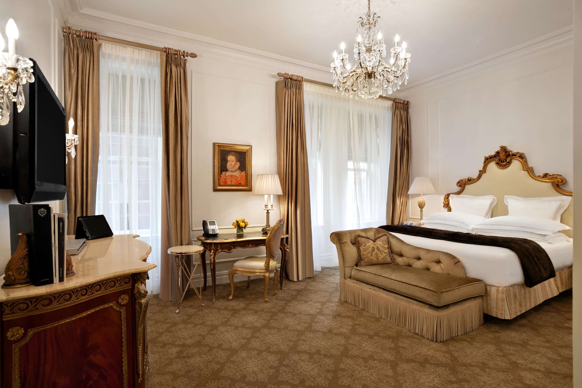 DELUXE, KING BED