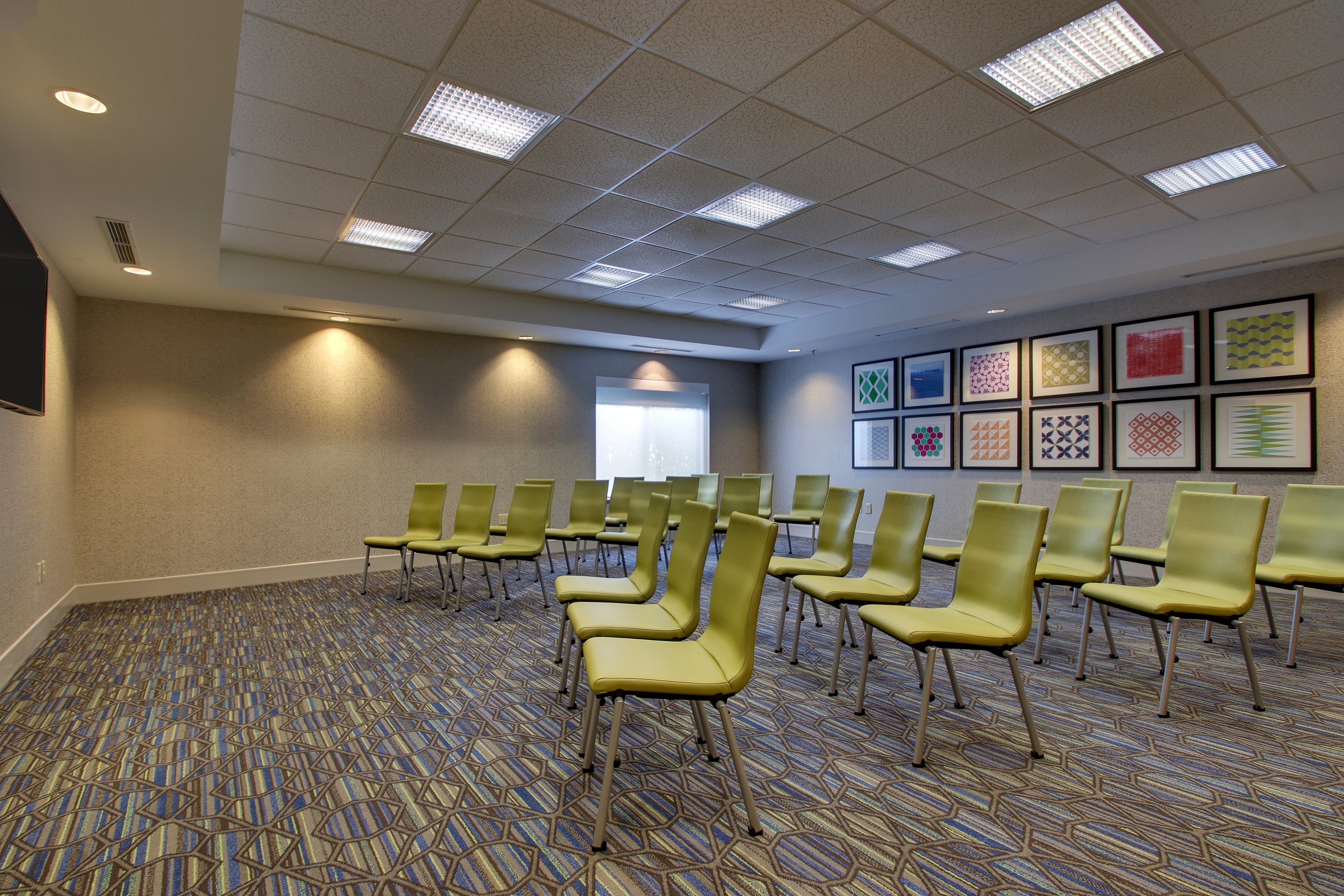 Holiday Inn Express Suites Morris 45/49