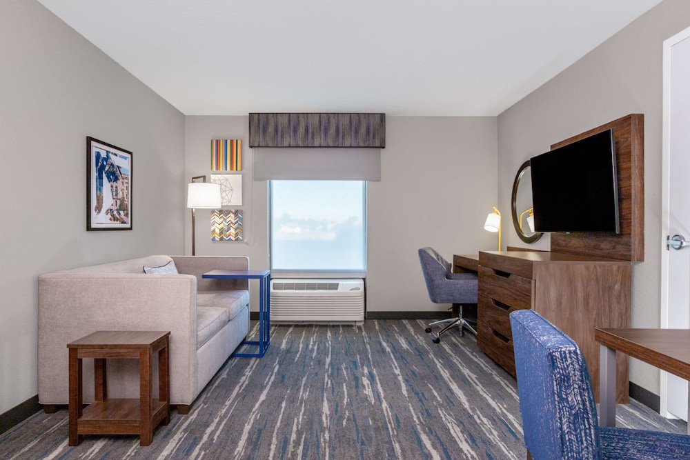 Suite, King Bed, Hampton Inn and Suites Muncie 2/4