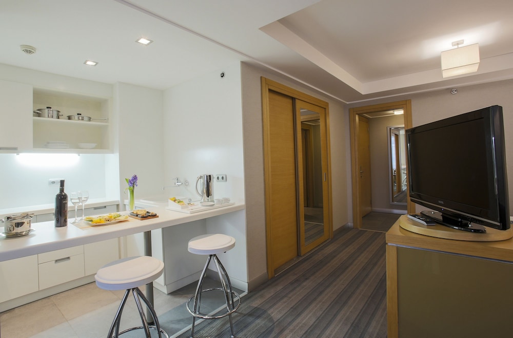Housez Suites 63/65