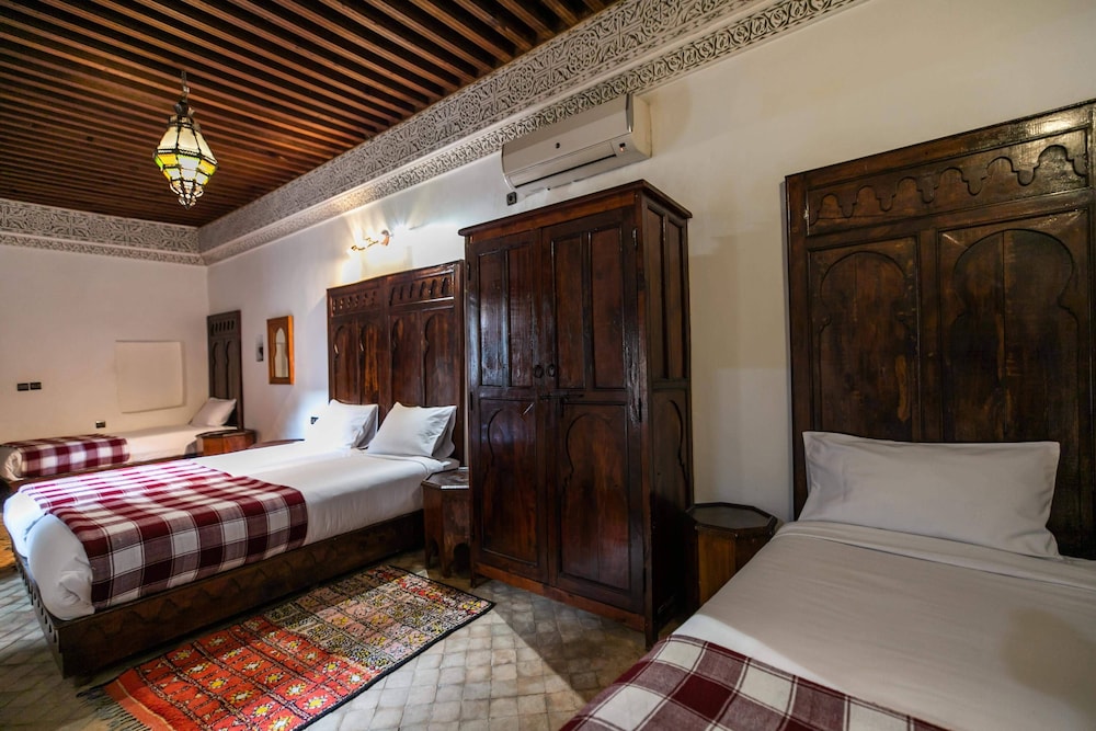 ROOM, DOUBLE OR TWIN BED