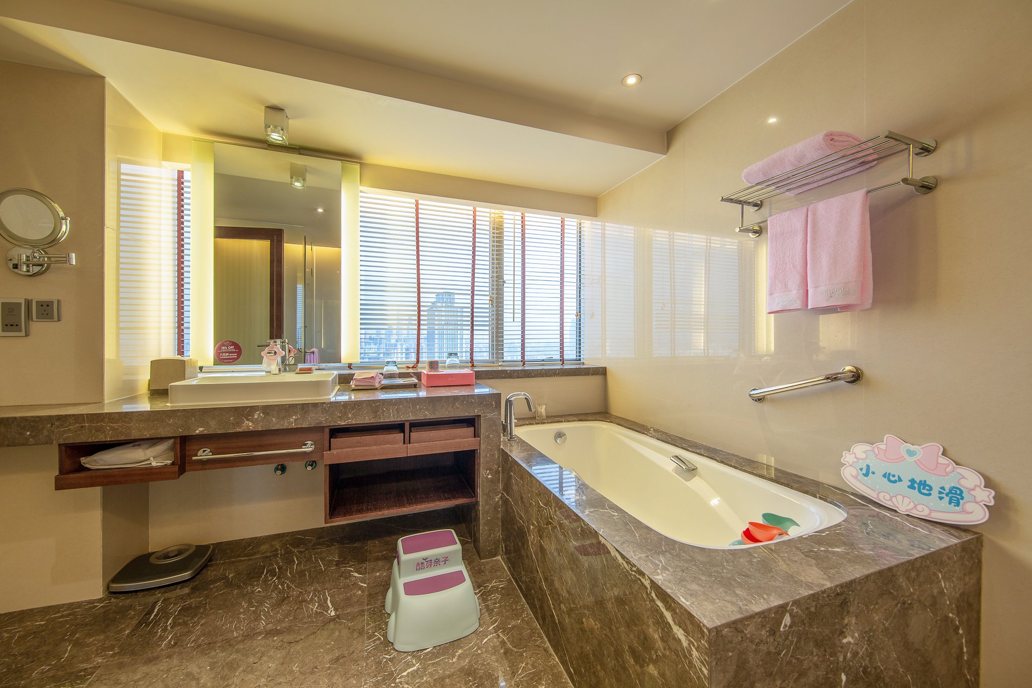 Crowne Plaza City Centre 77/78